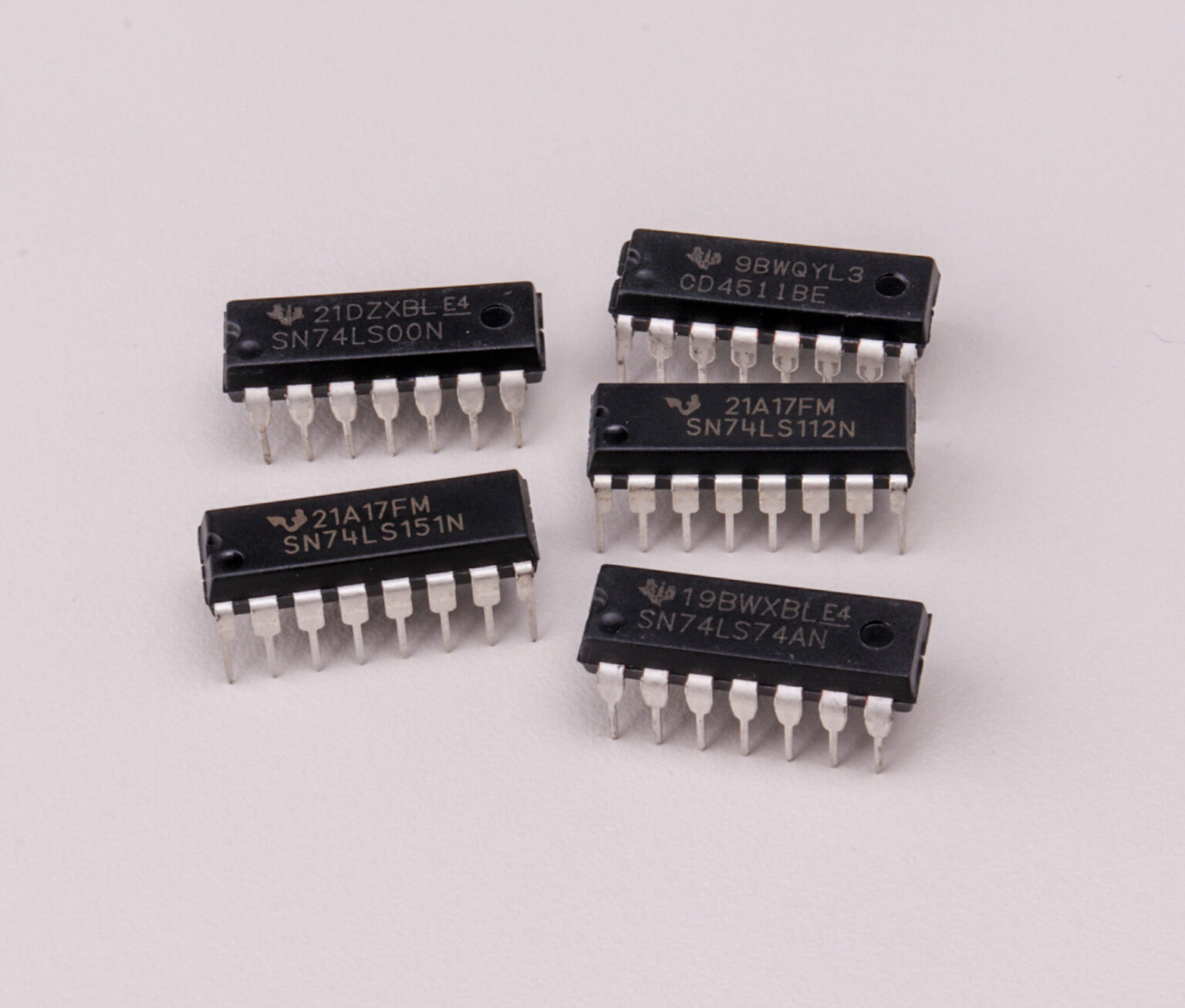 SN74HC74N Dual D-type Flip-flop IC, 14 Pin At Best Price In Mumbai | ID: 2856061728233 - Foto 2